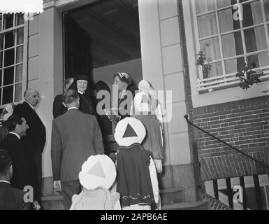 Visita la regina Juliana alle Camere Katholiek Orphanage nel Jordaan Annotation: Old number 905-9455 Date: September 11, 1953 Location: Amsterdam, Noord-Holland Keywords: Queen, visits, orfanoages Nome personale: Juliana, queen Foto Stock