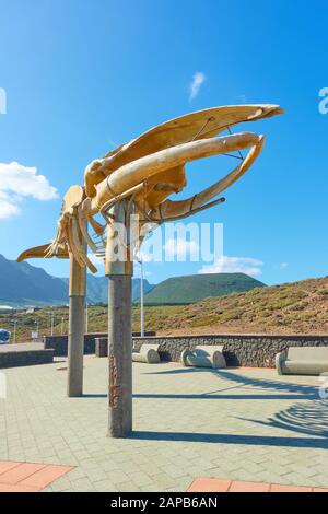 Los Silos, Tenerife, Spagna - 10 dicembre 2019: Scheletro di una Sei Whale al lungomare sulla costa di Los Silos, le Isole Canarie Foto Stock