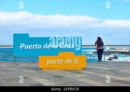Puerto de la Cruz, Tenerife, Spagna - 13 dicembre 2019: Segnale sul lungomare della città di Puerto de la Cruz, le isole Canarie. Iscrizione: Puerto de Foto Stock