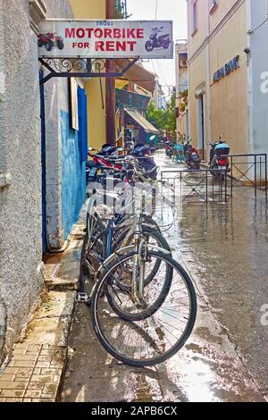 AEGINA, Grecia - 13 settembre 2019: Moto da noleggiare e da parcheggiare nella città di Aegina Foto Stock