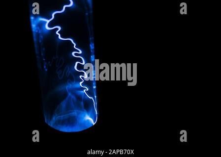 Blu fulmine su sfondo nero. Effetto luce naturale magica. Scossa elettrica astratta. Energia e fisica Foto Stock