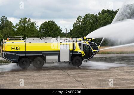 Un crashtender Rosenbauer Panther dell'aeronautica belga. Foto Stock