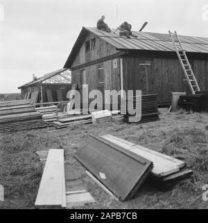 Walcheren: Herstelling Nollegat in the seawall and other places in Walcheren Descrizione: Caserma (donata dalla Svizzera) Data: Ottobre 1945 luogo: Walcheren Parole Chiave: Recupero, secondo mondo log, ricostruzione Nome personale: Nollegat Foto Stock