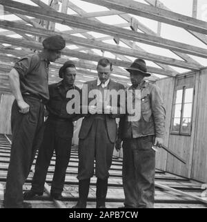 Walcheren: Herstelling Nollegat nella parete del mare e altri luoghi in Walcheren Descrizione: Caserma (donata dalla Svizzera). Quattro uomini [di cui 2 soldati] in discussione Data: 1945 luogo: Walcheren Parole Chiave: Recupero, seconda guerra mondiale, ricostruzione Foto Stock