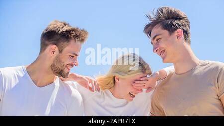 Relazioni di amicizia. Concetto di zona amico. Felice insieme. Amici allegri. Persone all'aperto. Donna felice e due uomini. L'amicizia del membro desidera entrare nel rapporto romantico. Amore di amicizia. Foto Stock