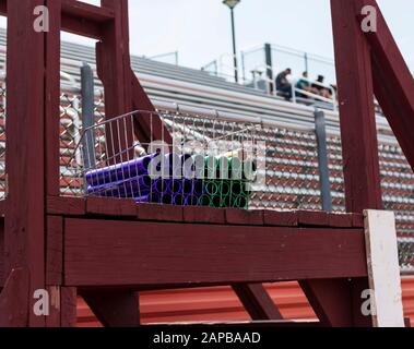 Una medaglia bin sta tenendo i battelli per le gare relè su un ponte di legno che domina la pista e con i bracconieri in background Foto Stock