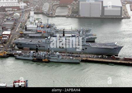 Base Navale Di Portsmouth, Inghilterra. Cacciatorpediniere inferiore sinistro (D89) tipo 42 HMS Exeter. Le navi nel bacino (bacino numero 3) sono t Foto Stock