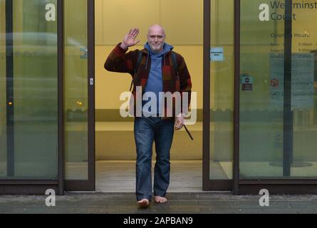 Chirurgo dell'albero Benjamin Atkinson, 43, lasciando la Westminster Magistrates' Court a Londra a piedi nudi dove ha negato il degasaggio su un sito protetto dopo essere stato accusato di scalare la Elizabeth Tower. Foto Stock