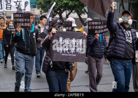 19 gennaio 2020, Taipei, Taiwan: Una donna detiene una placida che dice libera Hong Kong, Rivoluzione ora durante il mese di marzo.. International Socialista Forward ISF, Taiwan membri del gruppo civico marciato a Taipei, chiedendo emendamenti di legge che consentirebbero a Taiwan di concedere asilo politico a Hong Kongers. (Immagine di credito: © Walid Berrazeg/SOPA Images via ZUMA Wire) Foto Stock