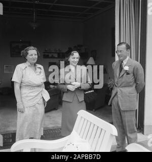 Visita Margaret Truman [figlia del presidente e cantante americano] a Soestdijk. Pose con la Regina Juliana e il Principe Bernhard Data: 13 Giugno 1951 luogo: Soestdijk, Utrecht Parole Chiave: Queens, casa reale, principi, cantanti Nome personale: Bernhard (Prince Netherlands), Juliana (queen Netherlands), Truman, Margaret Foto Stock