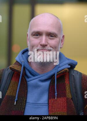 Il chirurgo dell'albero Benjamin Atkinson, 43, lasciando il Westminster Magistrates' Court a Londra dove ha negato il degassamento su un sito protetto dopo essere stato accusato di scalare la Elizabeth Tower. Foto PA. Data Immagine: Mercoledì 22 Gennaio 2020. Atkinson avrebbe dovuto salire sulla torre dell'orologio al Palazzo di Westminster prima di sbloccare due bandiere di estinzione Rebellion dalla cima il 18 ottobre dello scorso anno. Vedi la storia di PA COURTS Atkinson. Photo credit dovrebbe leggere: Nick Ansell/PA Filo Foto Stock