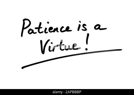 Primo piano della frase La Pazienza è Una Virtù! scritto a mano su sfondo bianco. Foto Stock