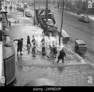 Residenti andare spazzaneve in Sud Data: 2 gennaio 1953 Parole Chiave: Neve chiara, residenti Foto Stock
