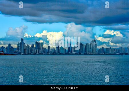 Panama City , Panama, America Centrale, skyline del quartiere finanziario e centro commerciale per l'America Centrale. Foto Stock