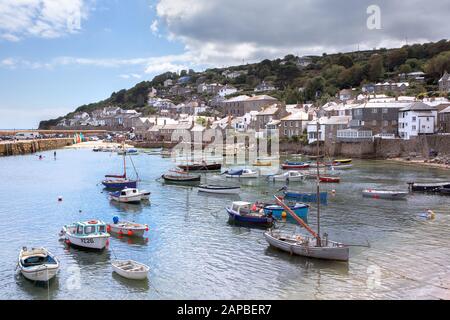 Una giornata di estati al Mousebole Cornwall Uk Foto Stock