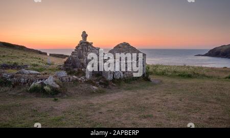 Tramonto a st Helens Oratory (cappella) Cape cornwall Regno Unito Foto Stock