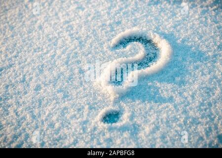 punto interrogativo tracciato sulla neve. sarà neve Foto Stock