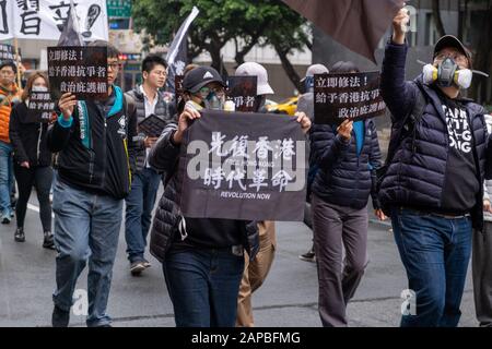 Taipei, Taiwan. 19th Gen 2020. Una donna detiene una placida che dice libero Hong Kong, Rivoluzione ora durante il march.International socialista Forward ISF, Taiwan membri del gruppo civile marciò a Taipei, chiedendo emendamenti di legge che consentirebbe a Taiwan di concedere asilo politico a Hong Kongers. Credit: Sopa Images Limited/Alamy Live News Foto Stock