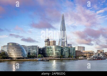 City Hall, The Shard e HMS Belfast lungo la South Bank, il Tamigi, Londra, Inghilterra, Regno Unito Foto Stock