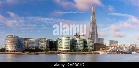 City Hall, The Shard e HMS Belfast lungo la South Bank, il Tamigi, Londra, Inghilterra, Regno Unito Foto Stock