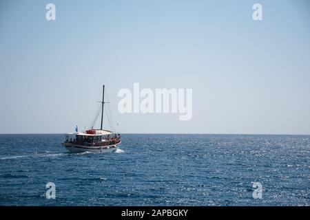 Gita in barca vicino alla costa dell'isola di Rodi (Rodi, Grecia) Foto Stock