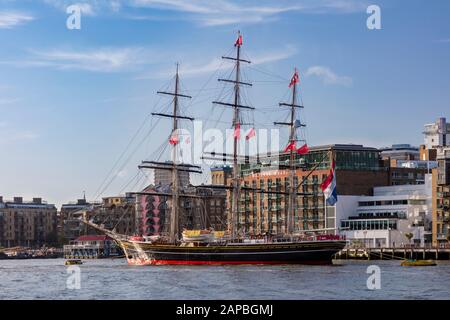 Clipper Ship Stad Amsterdam e Butlers Wharf lungo la South Bank of River Thames, Londra, Inghilterra, Regno Unito Foto Stock