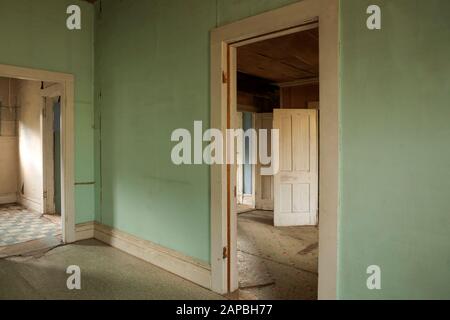 MT00434-00...MONTANA - Porta e sale in un vecchio edificio a Bannack, una città fantasma conservata nel Bannack state Park. Foto Stock