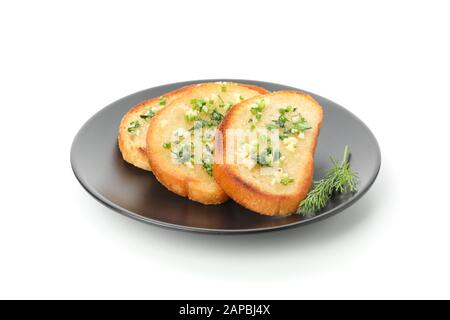 Piatto di fette di pane tostato con aglio isolato su fondo bianco Foto Stock