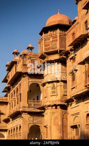 India, Rajasthan, Shekhawati, Bikaner, centro città, Forte Junagarh, dettaglio della struttura esterna in arenaria intagliata Foto Stock