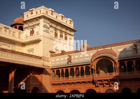 India, Rajasthan, Shekhawati, Bikaner, centro città, Junagarh Fort, torre e Jarokha balconi sopra Anup Mahal Chowk cortile Foto Stock