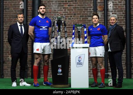 Londra, Regno Unito. 22nd Gen 2020. France Head Coach Fabien Galthie (1L), capitano Charles Ollivon (2L), capitano francese Gaelle Hermet (1R) e francese donne team head coach Annick Hayraud (2R) stand accanto al Guinness Sei Nazioni e donne Sei Nazioni Trofei. Lancio del torneo Guinness Six Nations Championship 2020 presso Tobacco Dock a Tobacco Quay, Londra, mercoledì 22nd gennaio 2020. Questa immagine può essere utilizzata solo per scopi editoriali. Solo uso editoriale, foto di Steffan Bowen/ credito: Andrew Orchard sport fotografia / Alamy Live News Foto Stock