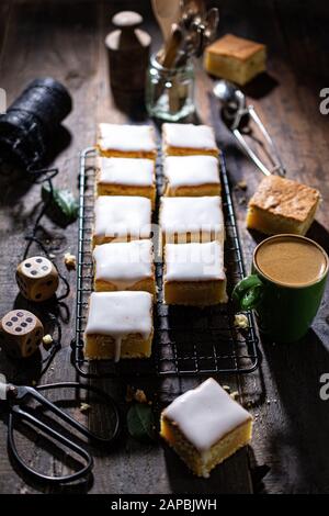 Dolce dessert torta al limone. Snack con caffè. Cibo e bevande salutari. Colazione. Foto Stock