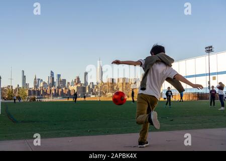 Attività a Bushwick Inlet Park a Williamsburg, Brooklyn a New York, domenica 12 gennaio 2020. (© Richard B. Levine) Foto Stock