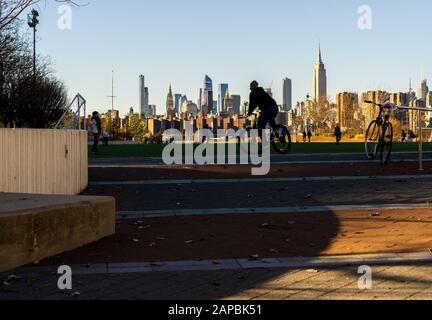 Attività a Bushwick Inlet Park a Williamsburg, Brooklyn a New York, domenica 12 gennaio 2020. (© Richard B. Levine) Foto Stock