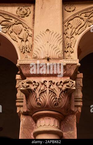 India, Rajasthan, Shekhawati, Bikaner, centro città, Forte Junagarh, scolpito pietra arenaria dettaglio pilastro Foto Stock