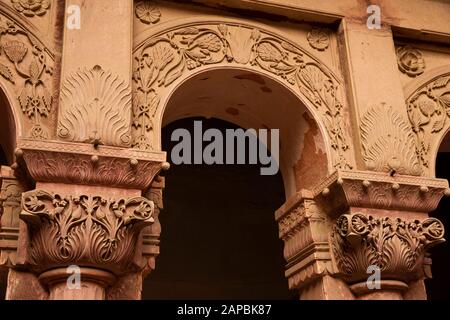 India, Rajasthan, Shekhawati, Bikaner, centro città, Forte Junagarh, scolpito pietra arenaria dettagli pilastri Foto Stock