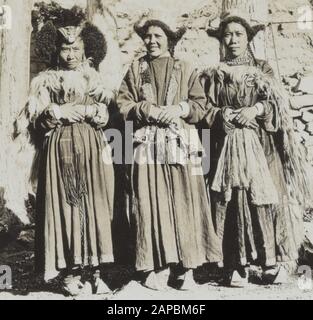 Photo Album Fisherman: Third Karakoru Expedition, 1929 Descrizione: Album con 3 foto. In alto a sinistra: La compagnia di spedizione di fronte alla casa di Khan Bahadur a Leh. Le persone sono indicate dai numeri: 1. Franz Lochmatter, 2. Khan Sahib, 3. Rudi Wyss, 4. J. A. Slem, 5. Jenny Visser-Hooft; 6. Khan Bahdur, 7. Il Vescovo Britannico Peter. Top right: Ladakki donne in Leh; Bottom: A lama monastero al di fuori di Leh Data: 22 maggio 1929 luogo: India, Leh Parole Chiave: Servi, sport Foto Stock
