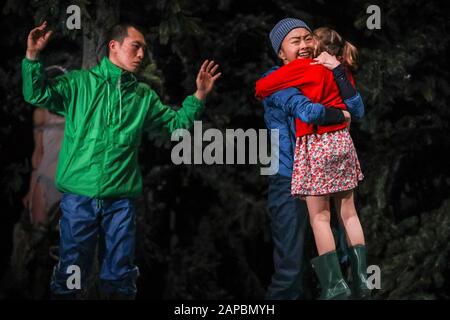 Barbican Theatre, Londra, 22nd Gen 2020. Yi-Chun Liu come madre, con il bambino, e Hun-Mok Jung sulla sinistra. Il gruppo belga Peeping Tom esplora le percezioni dell'infanzia, usando danza, umorismo e coreografia fisica del teatro nella loro produzione chiamata Child (Kind). Parte del London International Mime Festival 2020, 'Peeping Tom - Child (Kind) corre al Barbican Theatre Jan 22nd-25. Credito: Imageplotter/Alamy Live News Foto Stock