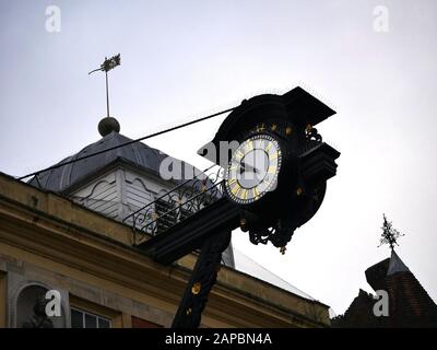 Winchester Town Center, Hampshire, Inghilterra, Regno Unito. L'orologio In ferro Battuto domina l'elegante e bellissimo centro della città Foto Stock