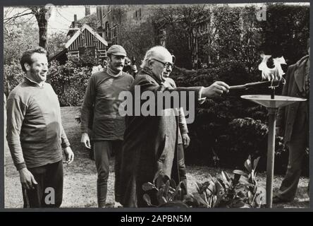 Wageningen (5 maggio '45) Descrizione: La torcia di liberazione trasferita dalla Normandia a Wageningen è da otto abitanti di Monnickendam vaia Doorn, Amersfoort, Palace Soestdijk, Hilversum e Amsterdam in una corsa relè a Monnickendam. C'è stato da vice sindaco D. Tribe il fuoco acceso nel Doelenplantsoen dove c'è un monumento alle vittime di guerra Annotazione: La foto non appartiene in questa mappa. Vedere 927-9124 Data: Aprile 1947 Parole Chiave: Guerra, guerre Foto Stock