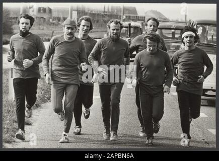 Wageningen (5 maggio '45) Descrizione: La torcia di liberazione trasferita dalla Normandia a Wageningen è da otto abitanti di Monnickendam van Doorn, Amersfoort, Palace Soestdijk, Hilversum e Amsterdam in trasferito una corsa di relè a Monnickendam. Da Broek in Waterland a Monnickendam è stato gestito da tutti i relay concorrenti Annotazione: Vedere 927-9125 Parole Chiave: Guerra, guerre Foto Stock