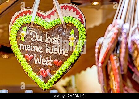 Lebkuchenherzen auf einem Weihnachtsmarkt in Deutschland; Gingerbread Hearts in un mercatino di Natale in Germania Foto Stock