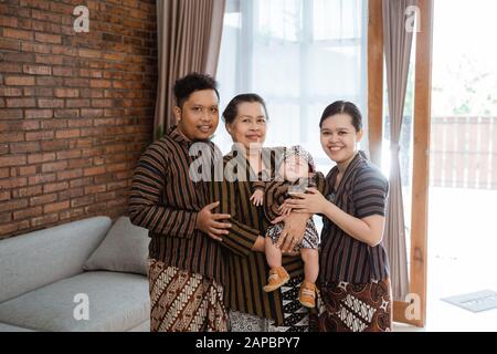 ritratto della famiglia asiatica felice che indossa il patrimonio javanese batik Foto Stock