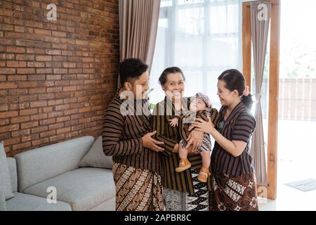 ritratto della famiglia asiatica felice che indossa il patrimonio javanese batik Foto Stock