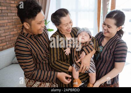 ritratto della famiglia asiatica felice che indossa il patrimonio javanese batik Foto Stock