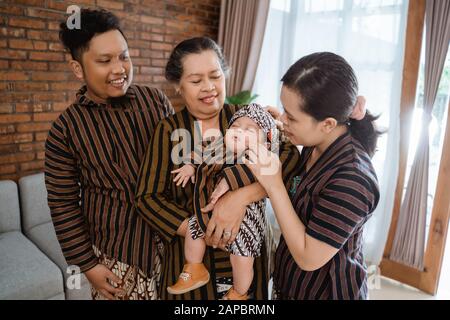 ritratto della famiglia asiatica felice che indossa il patrimonio javanese batik Foto Stock