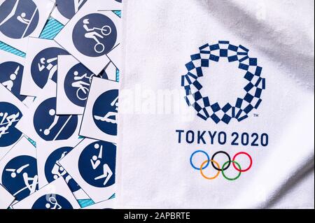 TOKYO, GIAPPONE, GENNAIO. 20. 2020: Logo Tokyo 2020 e pittogramma ufficiale Foto Stock