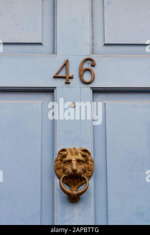 Casa numero 46 con bussare porta in bronzo decorato Foto Stock