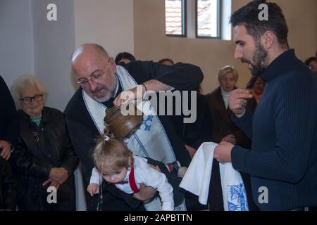 Cerimonia del battesimo del bambino nella chiesa ortodossa locale a Belgrado, Serbia, 11.01.2020 Foto Stock