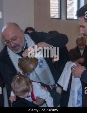 Cerimonia del battesimo del bambino nella chiesa ortodossa locale a Belgrado, Serbia, 11.01.2020 Foto Stock